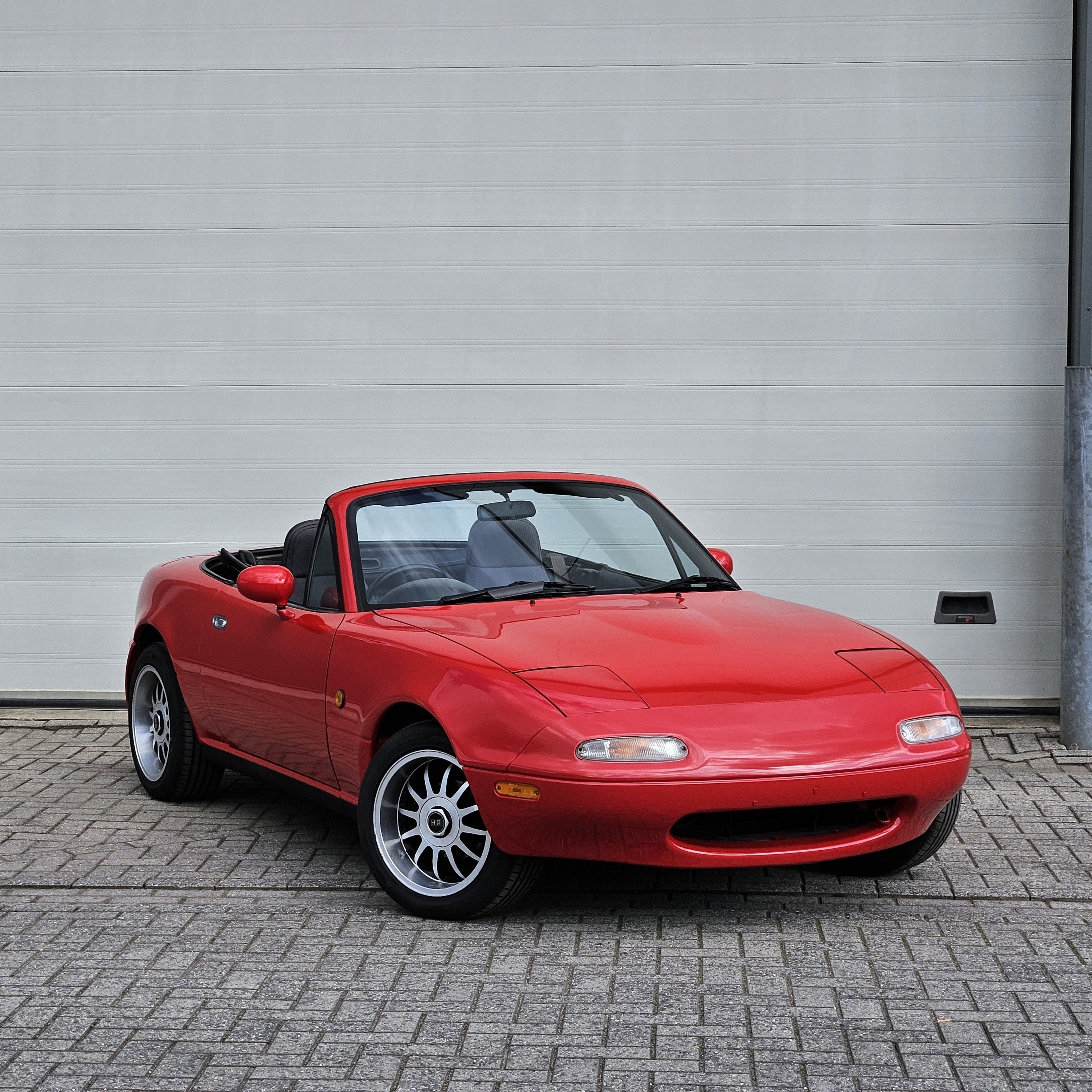 Mazda MX-5 NA met open klaplichten in de kleur British Racing Green
